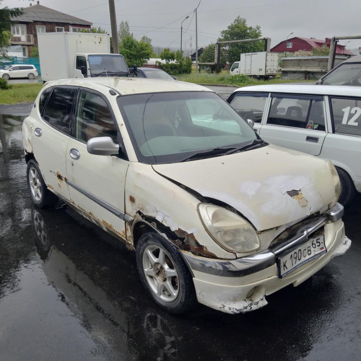 Toyota Duet, 2000