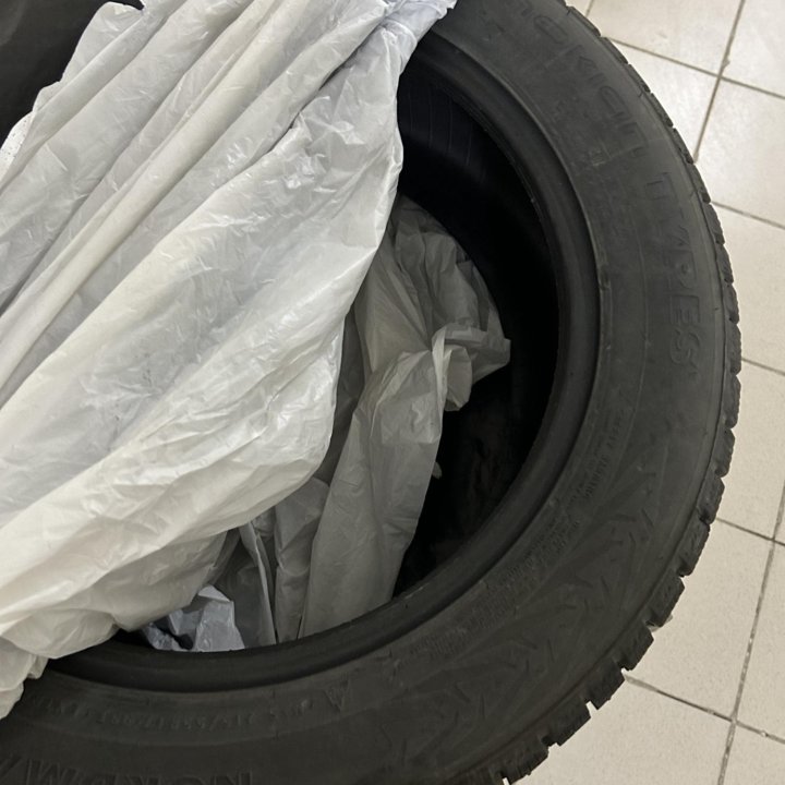 Зимние шины новые ошипованные Nordman 7 215/55R17