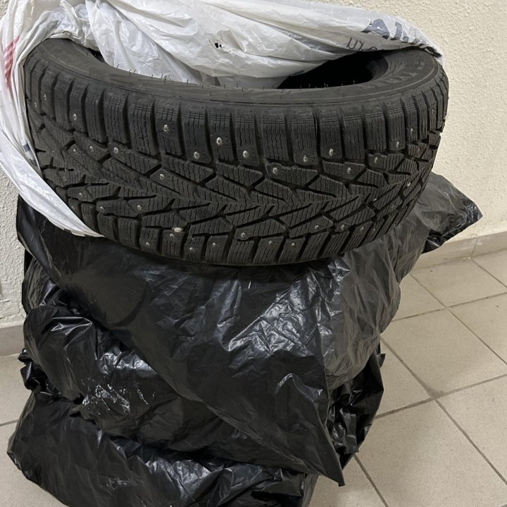 Зимние шины новые ошипованные Nordman 7 215/55R17