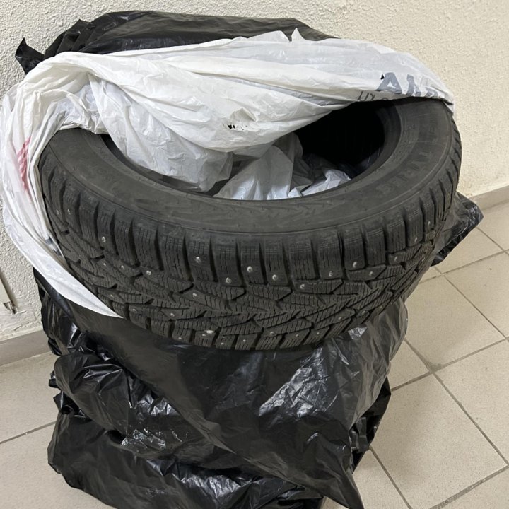 Зимние шины новые ошипованные Nordman 7 215/55R17