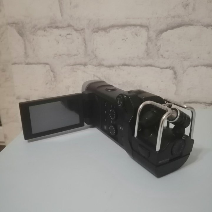 Камера ZOOM Q8