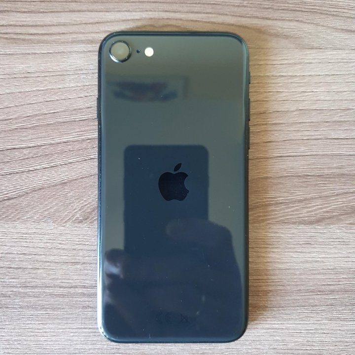 Продам iPhone SE 2020