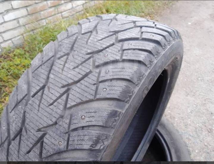 215/55 R17 Royal Black Royal Stud