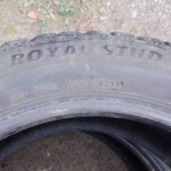 215/55 R17 Royal Black Royal Stud