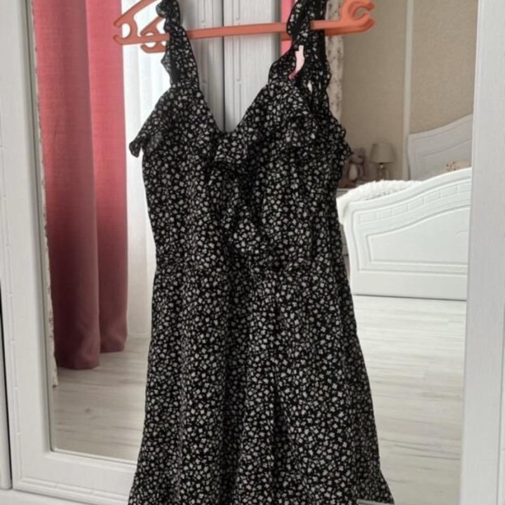 Платье с вырезом