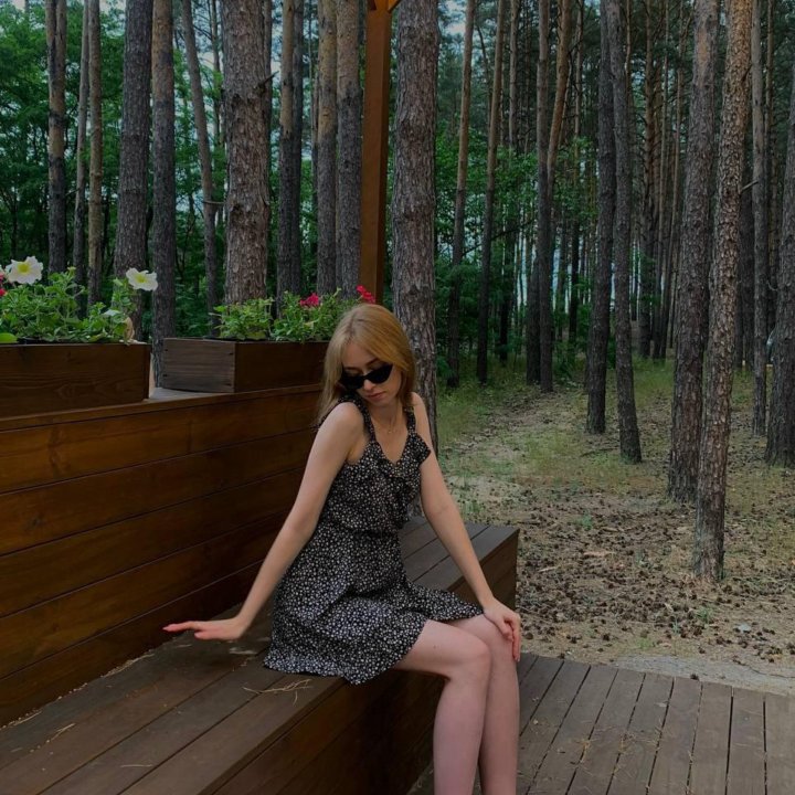 Платье с вырезом