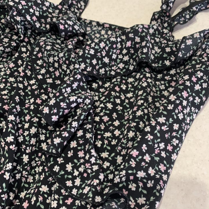 Платье с вырезом