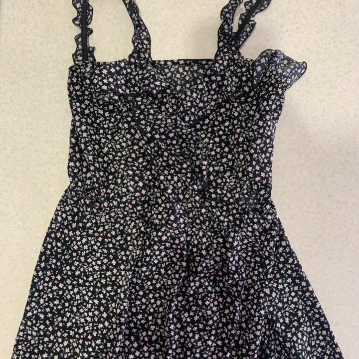 Платье с вырезом