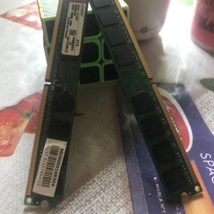 Оперативка Kingston DDR2 2x1GB