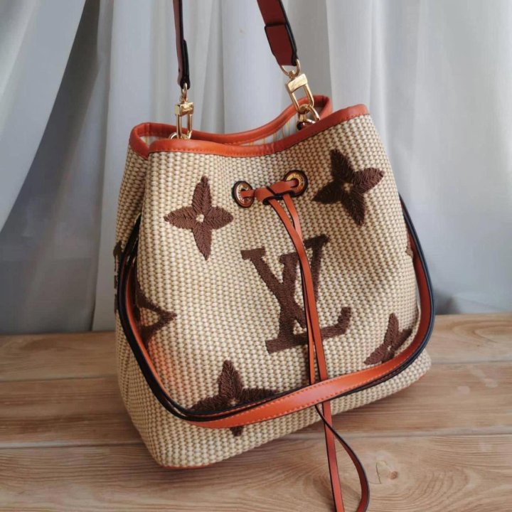 Сумка Louis Vuitton из соломки