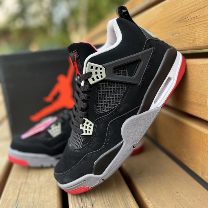 NIKE AIR JORDAN 4 RETRO