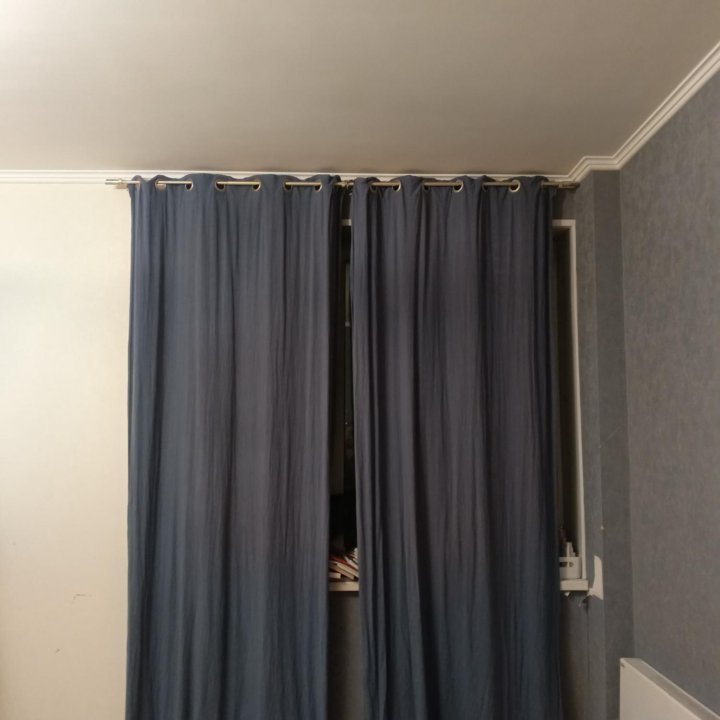 Плотные синие шторы