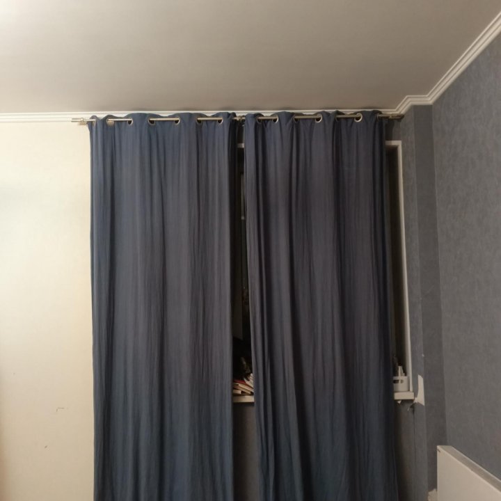 Плотные синие шторы