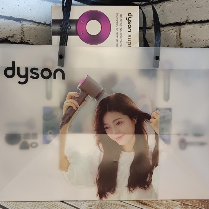 Фен dyson в подарочном пакете.