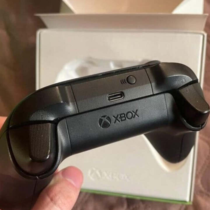 Геймпад на Xbox Series X