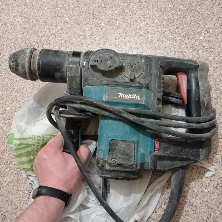 Перфоратор Makita HR 3000 C