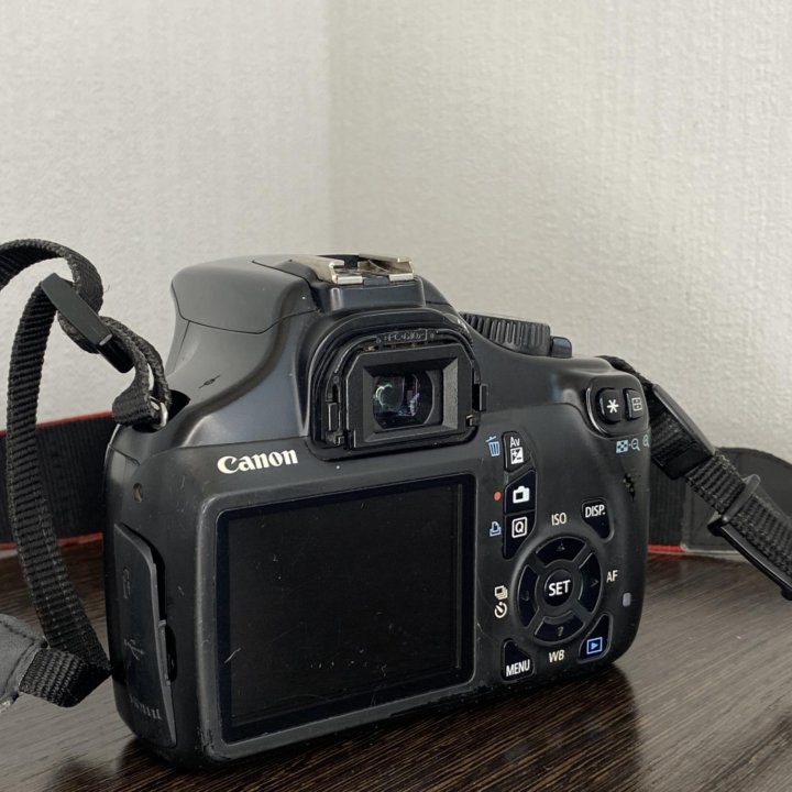 Canon 1100D Body + зарядное устройство.