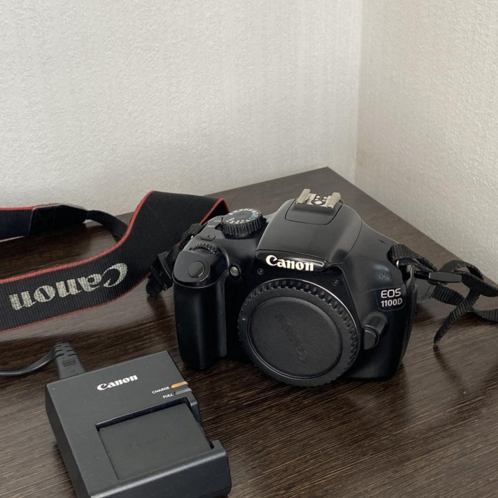 Canon 1100D Body + зарядное устройство.