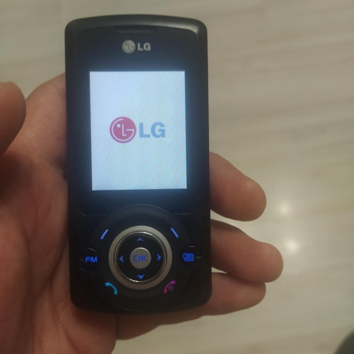 Мобильный телефон LG