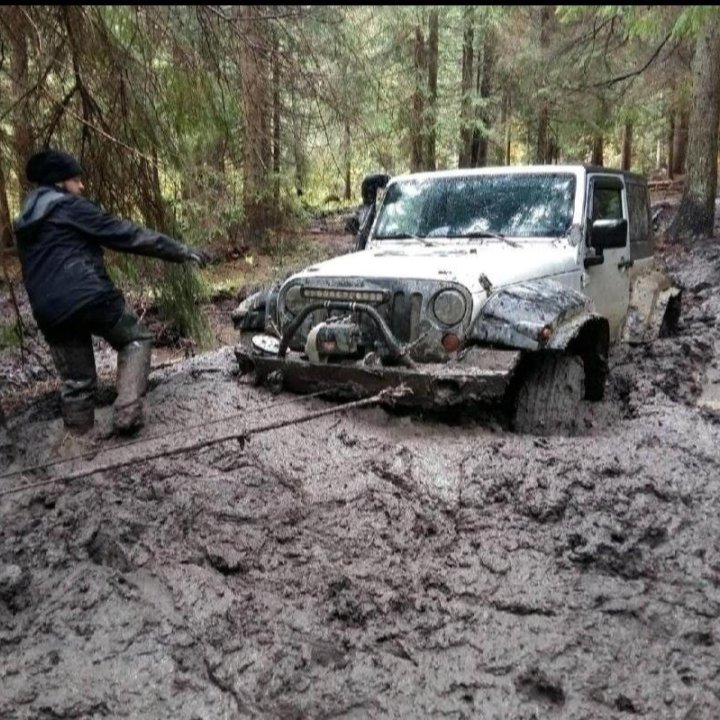 Вытащить машину из грязи, буксировка легковых авто