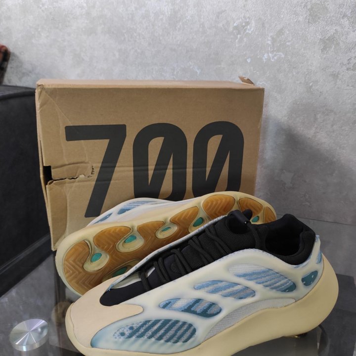 Кроссовки Yeezy Boost 700 V3