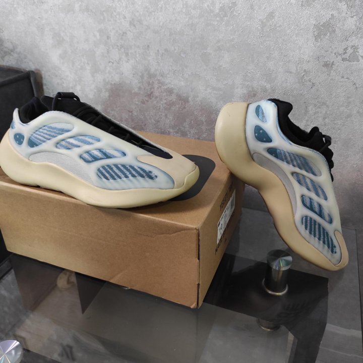 Кроссовки Yeezy Boost 700 V3