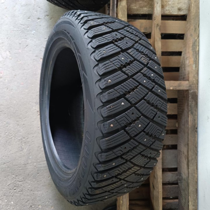 Шины зимние шипованные Goodyear 205/55 R16