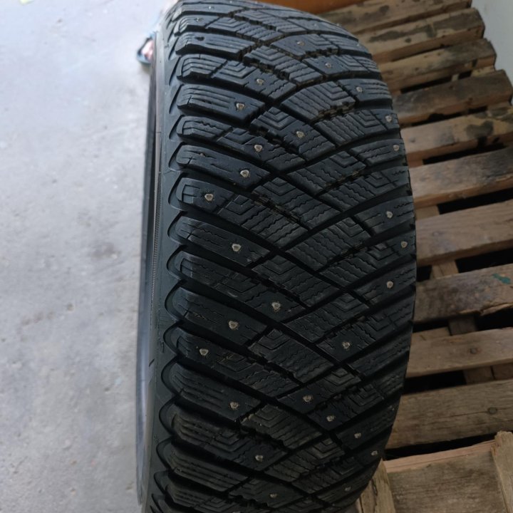 Шины зимние шипованные Goodyear 205/55 R16