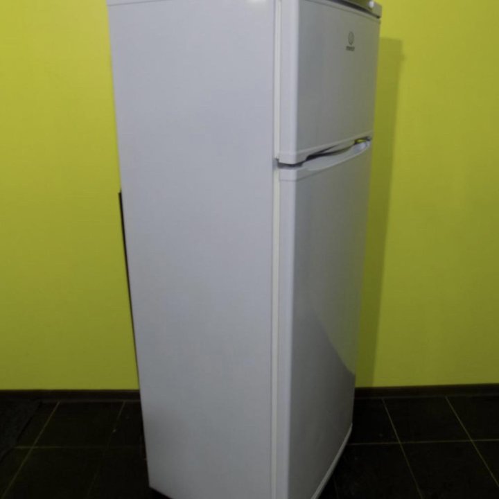 Холодильник indesit