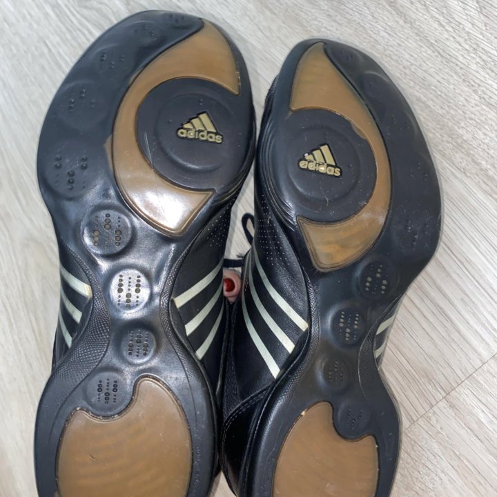 Женские кроссовки adidas