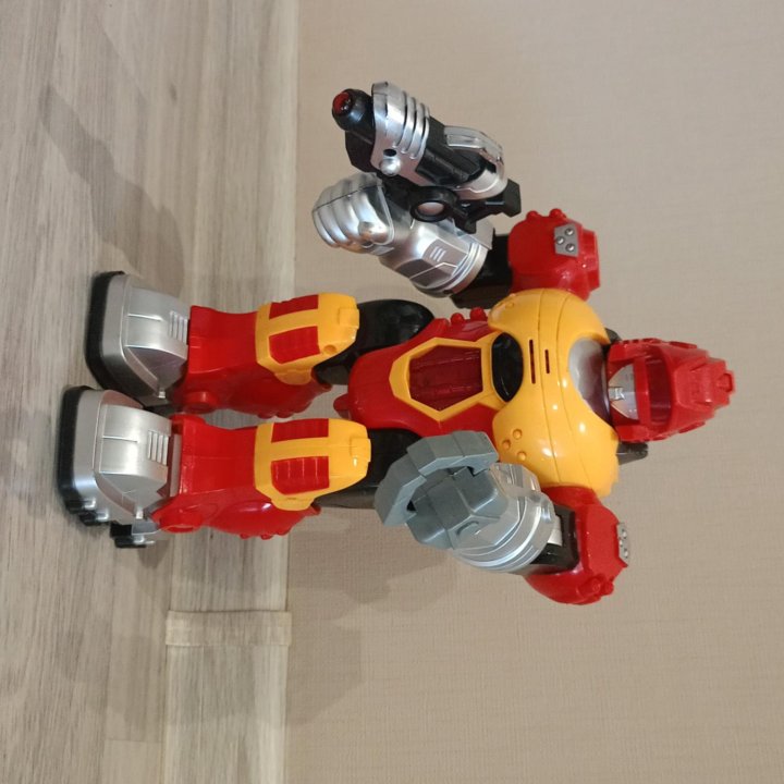 Игрушечный робот