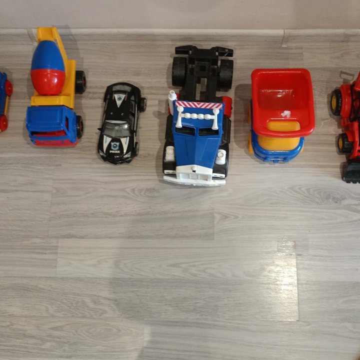 Игрушечные машинки.