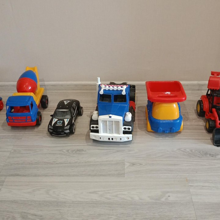 Игрушечные машинки.