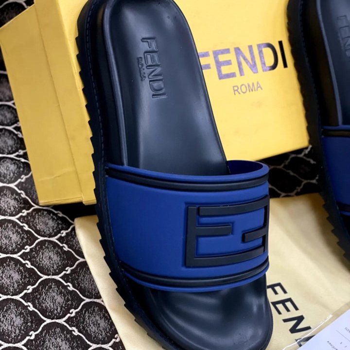 Тапочки (сланцы) Fendi