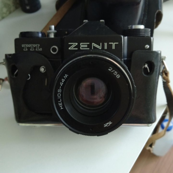 Два Фотоаппарата: TTL ZENIT и ZENIT EM