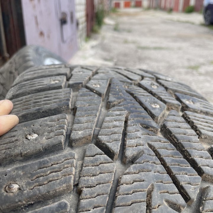 Зимние шипованные колеса Nokian 215/50 R17