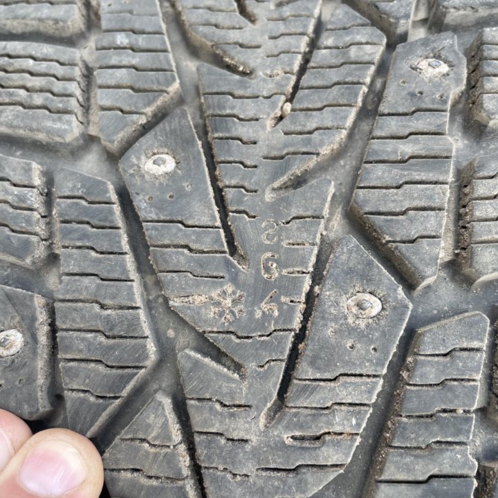 Зимние шипованные колеса Nokian 215/50 R17