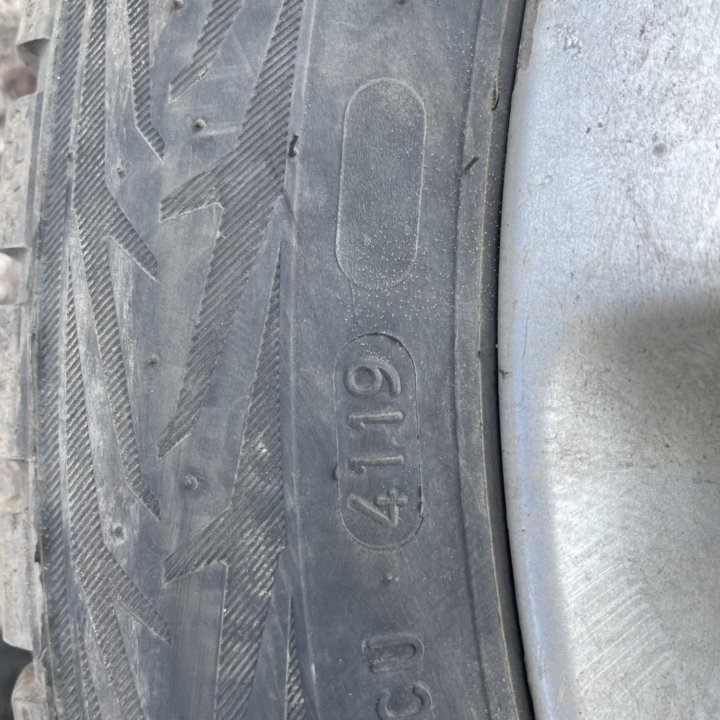 Зимние шипованные колеса Nokian 215/50 R17