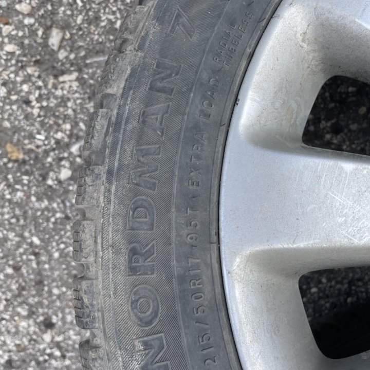 Зимние шипованные колеса Nokian 215/50 R17