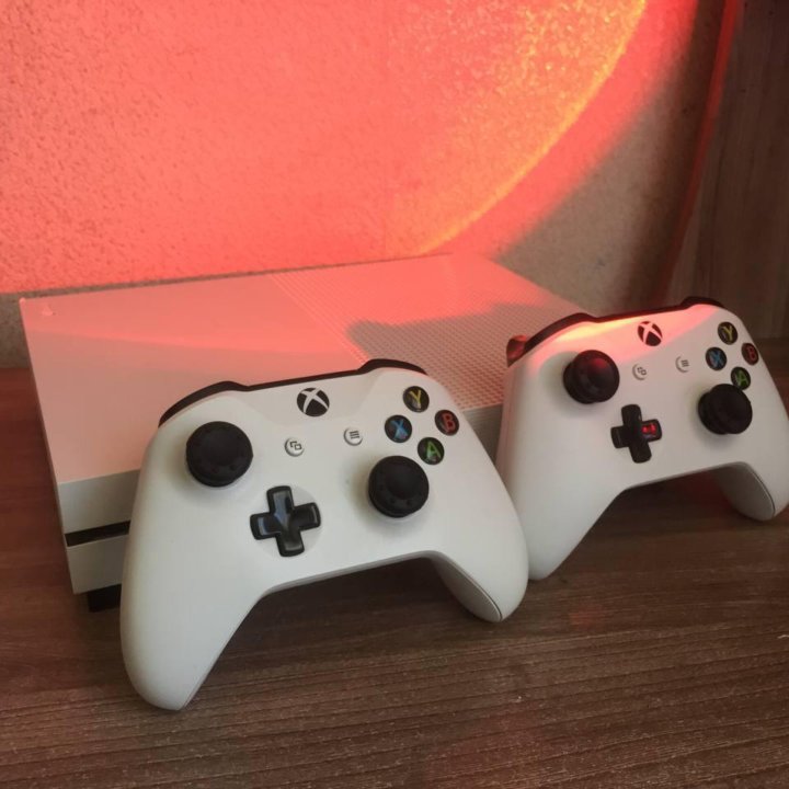 Xbox one s 2 геймпада 1тб