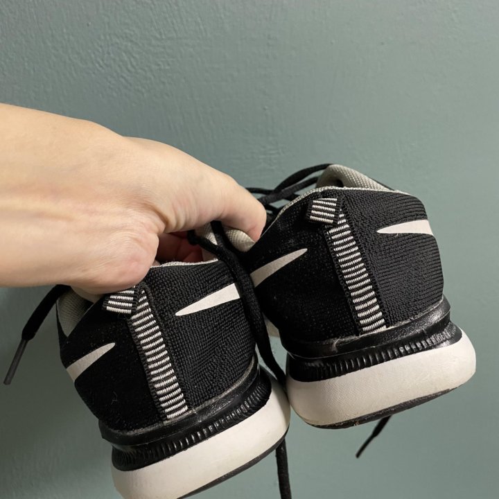 Кроссовки б/у