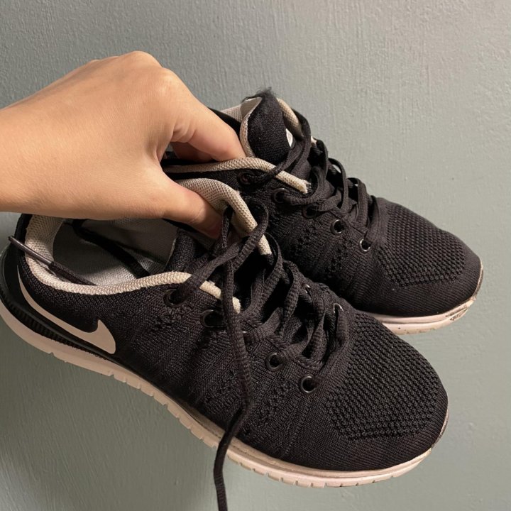 Кроссовки б/у