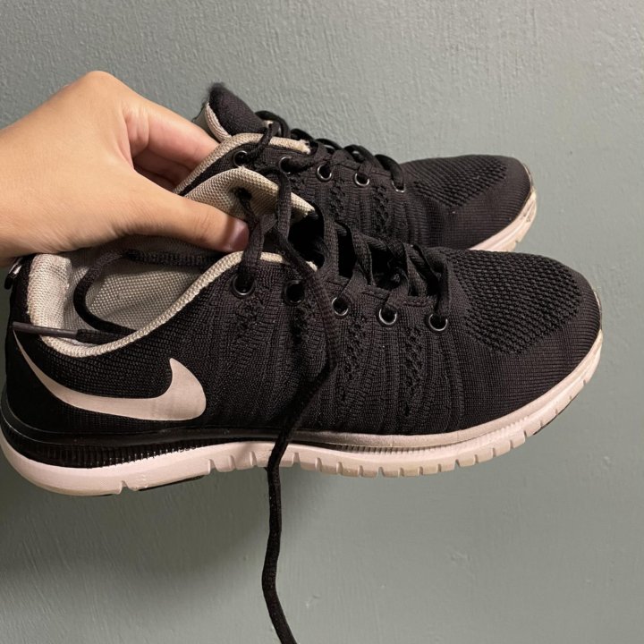 Кроссовки б/у