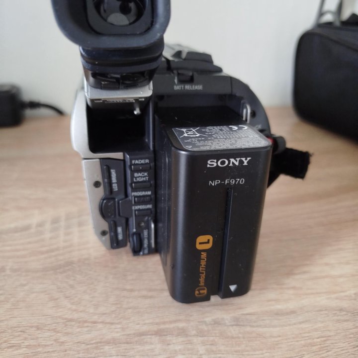 Кассетная видеокамера Sony Handycam CCD-TRV48E