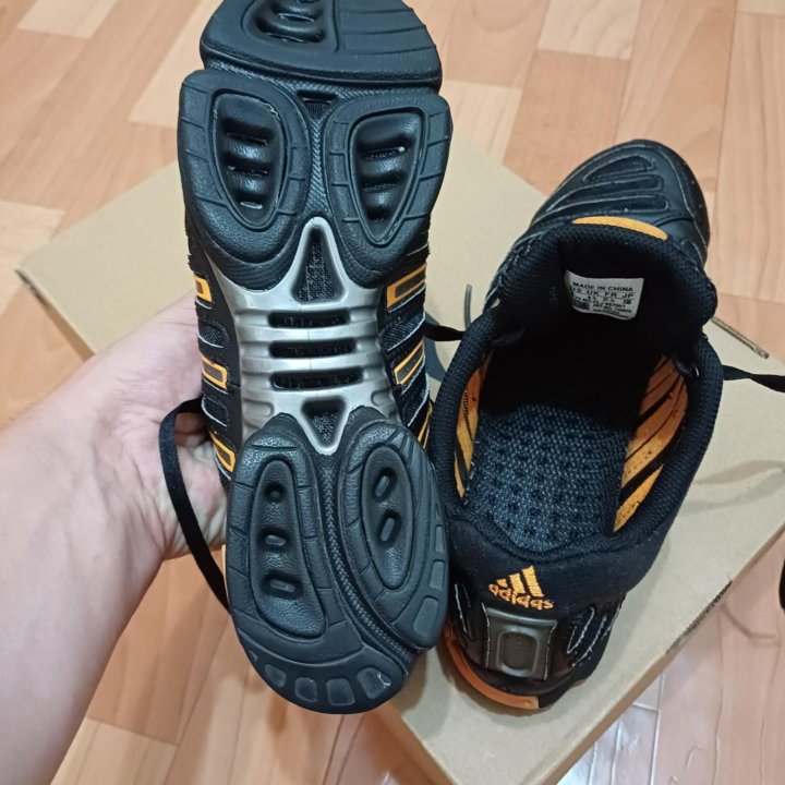 Кроссовки Adidas, размер 37,5