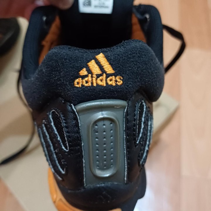 Кроссовки Adidas, размер 37,5