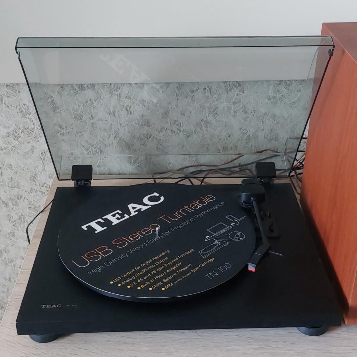 Проигрыватель пластинок Teac-100 и колонки