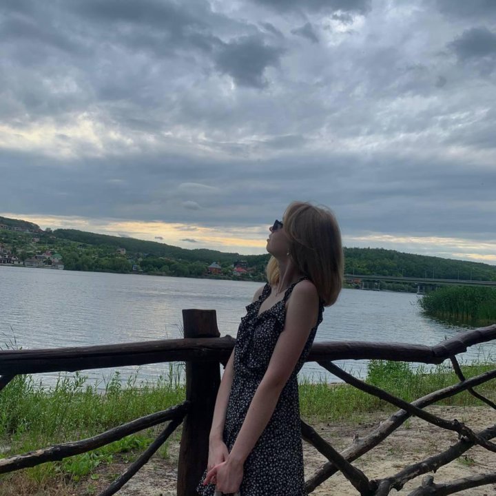 Платье с вырезом