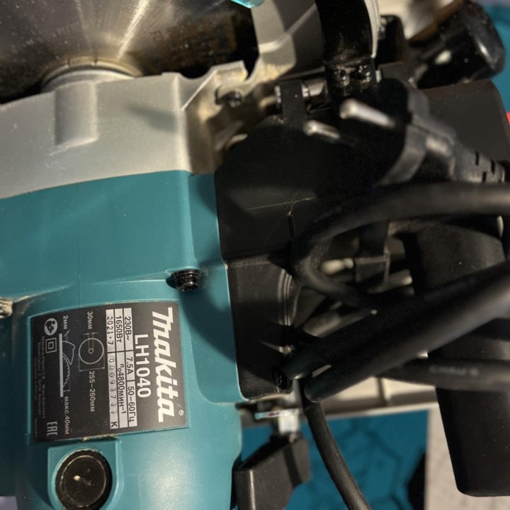 Торцовочная пила Makita LH 1040