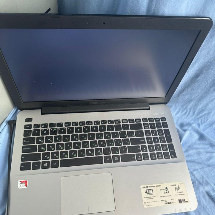 Asus R556, AMD A12 9720p/8gb Ram/1000gb/R8